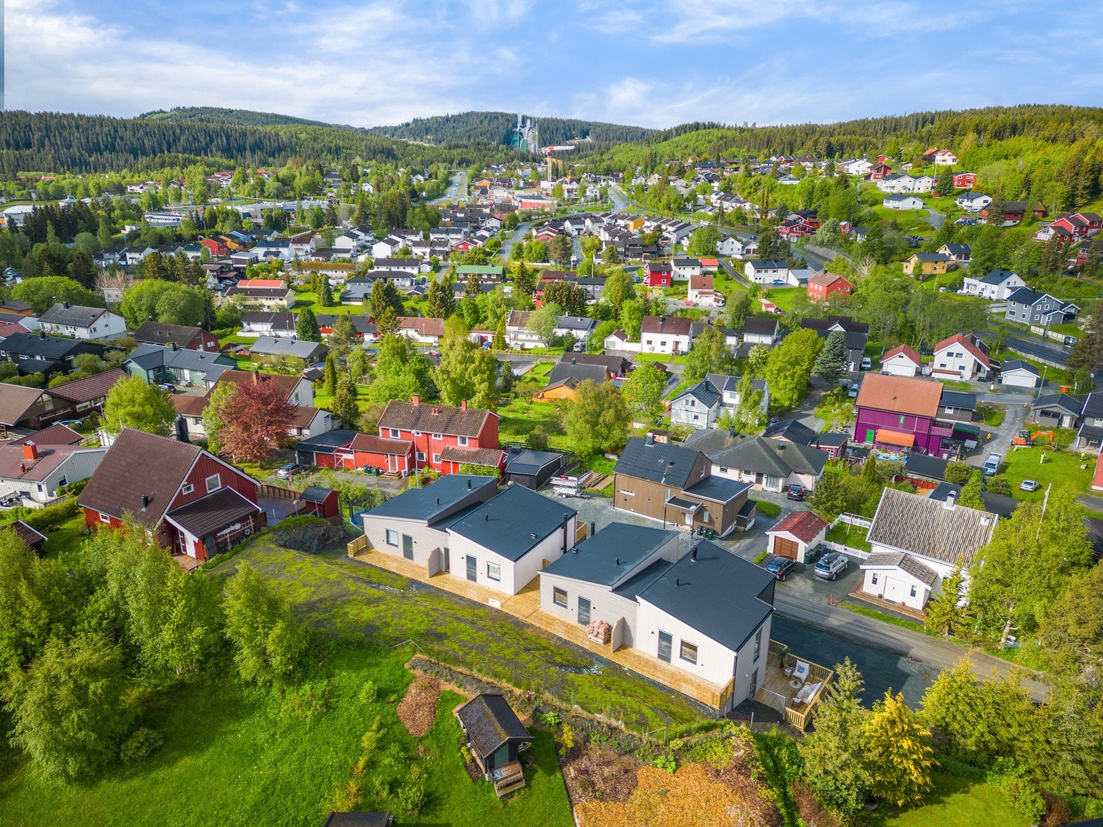 På baksiden er det utgang til markterrasse med trapp opp til privat hage. Galleribilde