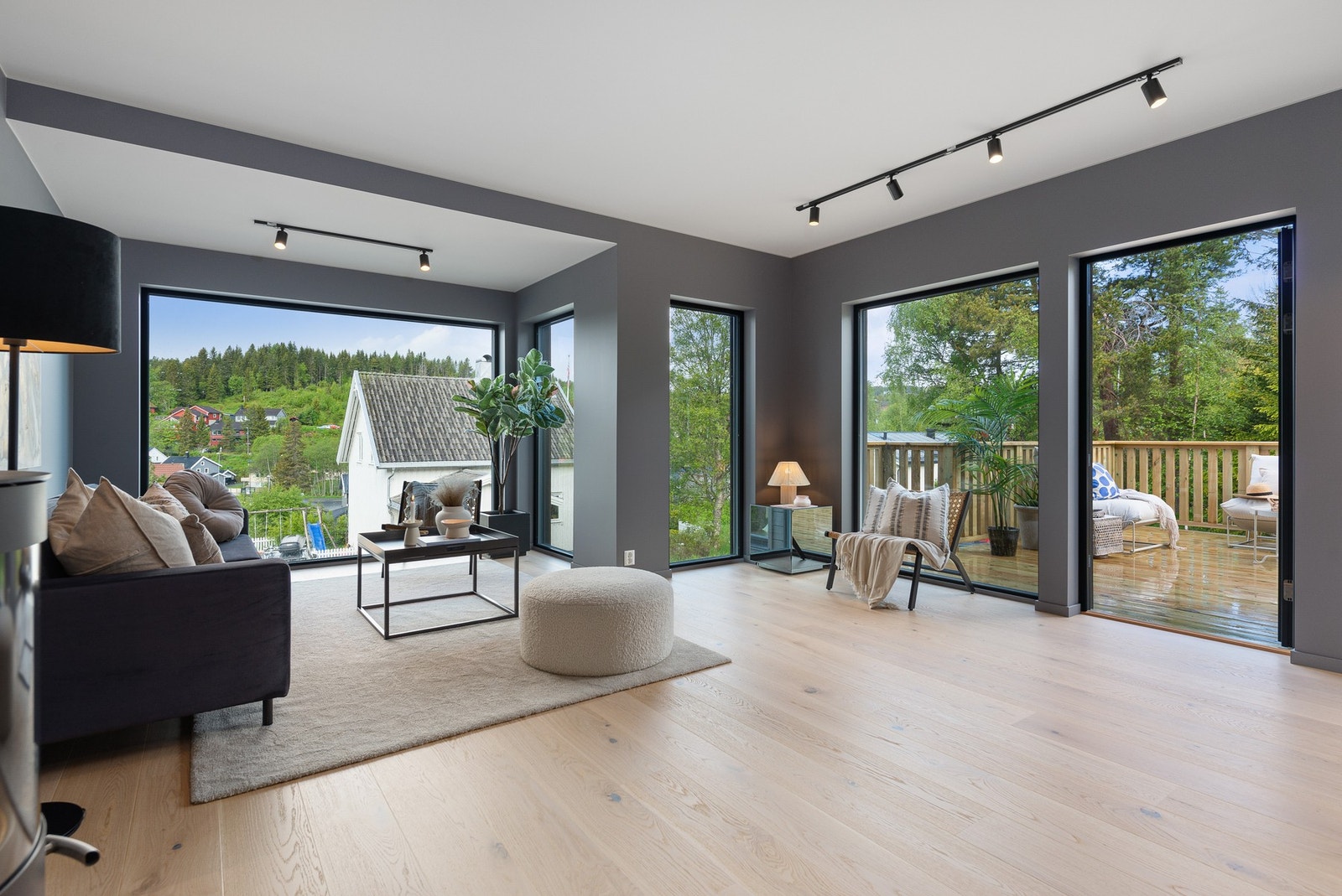 Romslig stue med store vindusflater. Galleribilde