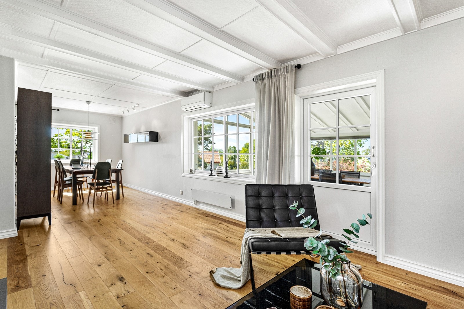 Fra stuen har du direkte utgang til en romslig og overbygget hagestue Galleribilde