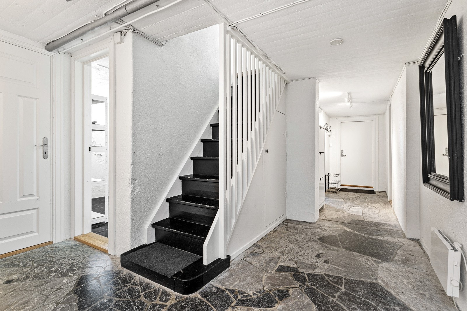 Kjelleren er innredet med toalettrom, kjellerstue, vaskerom og hobbyrom Galleribilde
