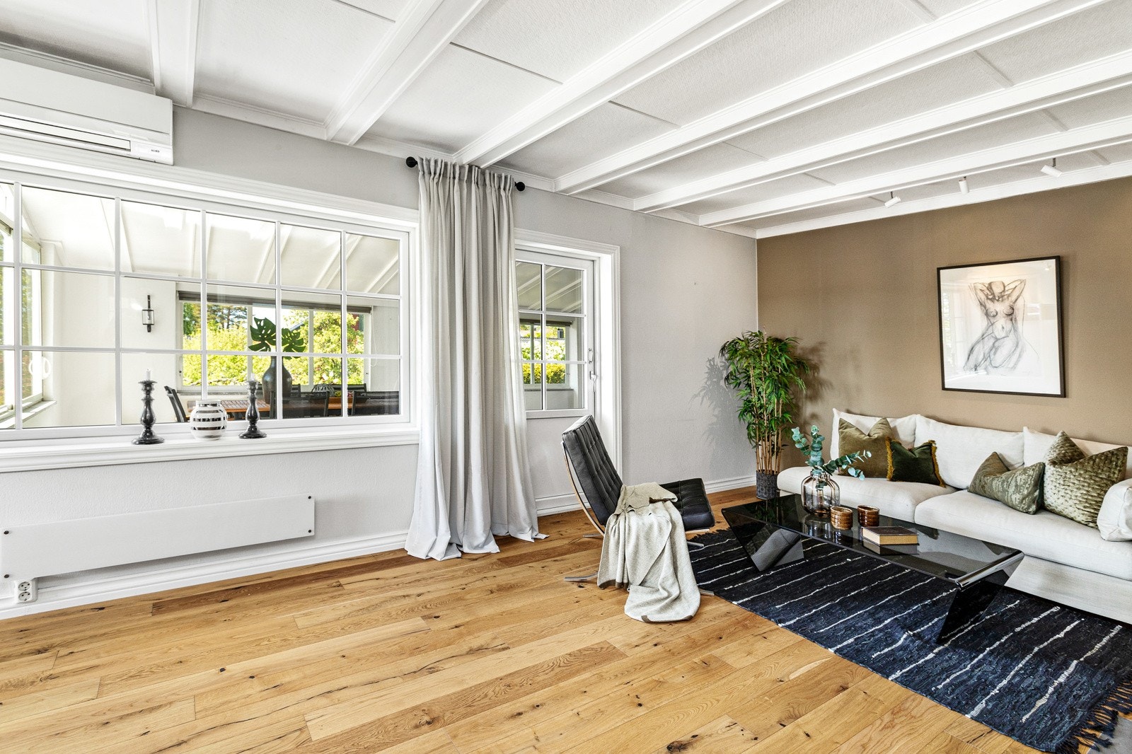 Boligen er malt i moderne og tidsriktige farger Galleribilde