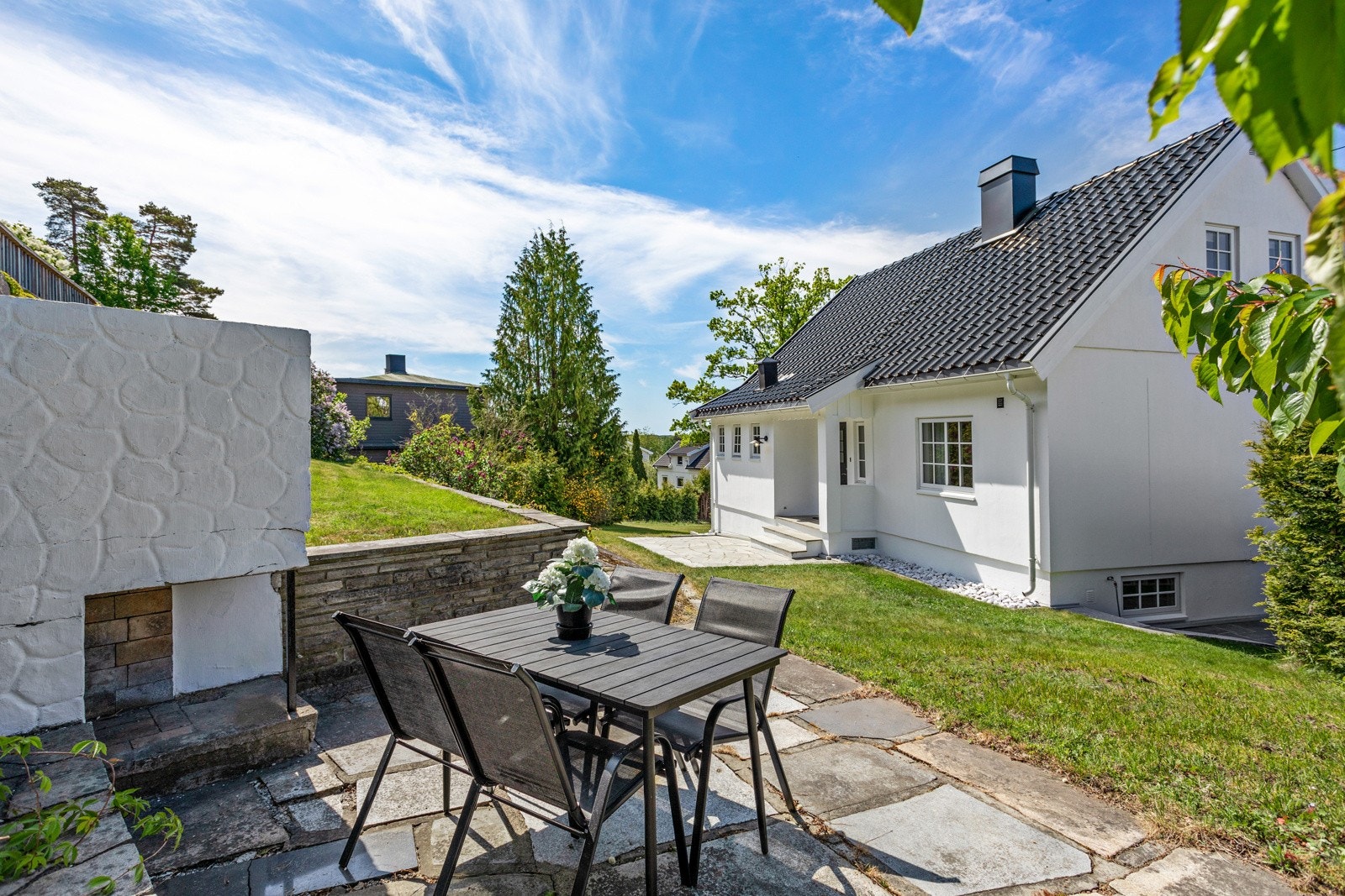 Tomten har flere gode muligheter hvor man kan nyte solen på forskjellige tidspunkter gjennom hele dagen Galleribilde