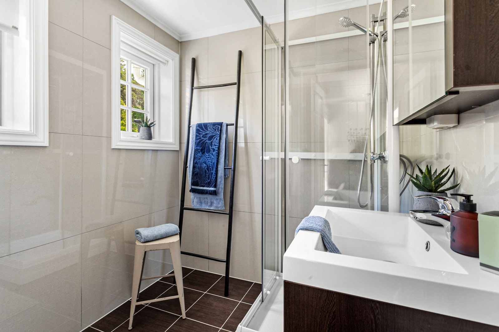 Badet er også billigende i første etasje. Innredet med flislagt gulv, flislagte vegger og malte slette plater i innvendig tak. Galleribilde