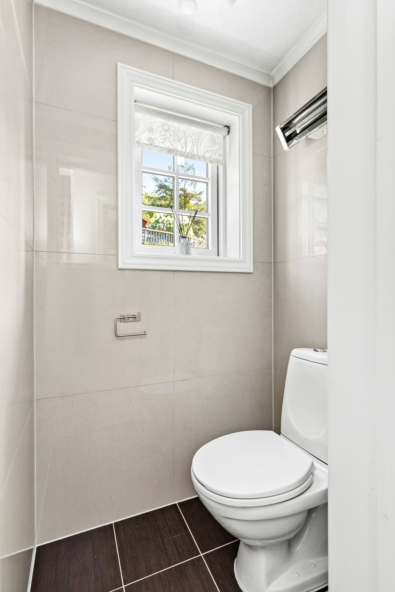 Det er ett eget toalettrom rett ved siden av badet Galleribilde