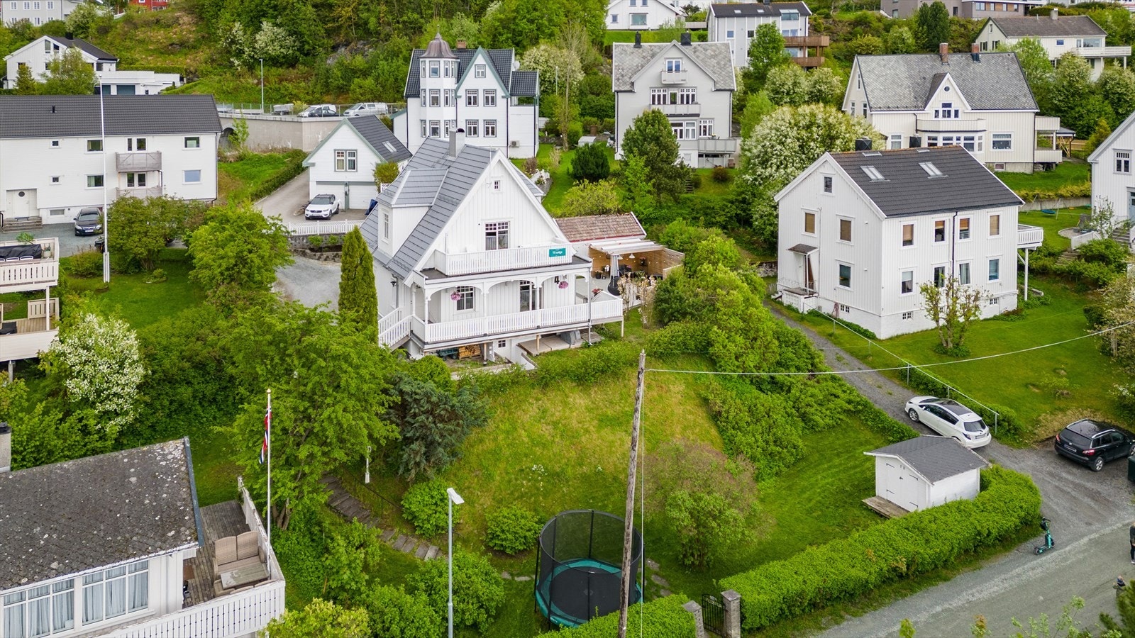 Tomta måler i overkant av 1 mål hvor huset ligger på et høydedrag. Galleribilde