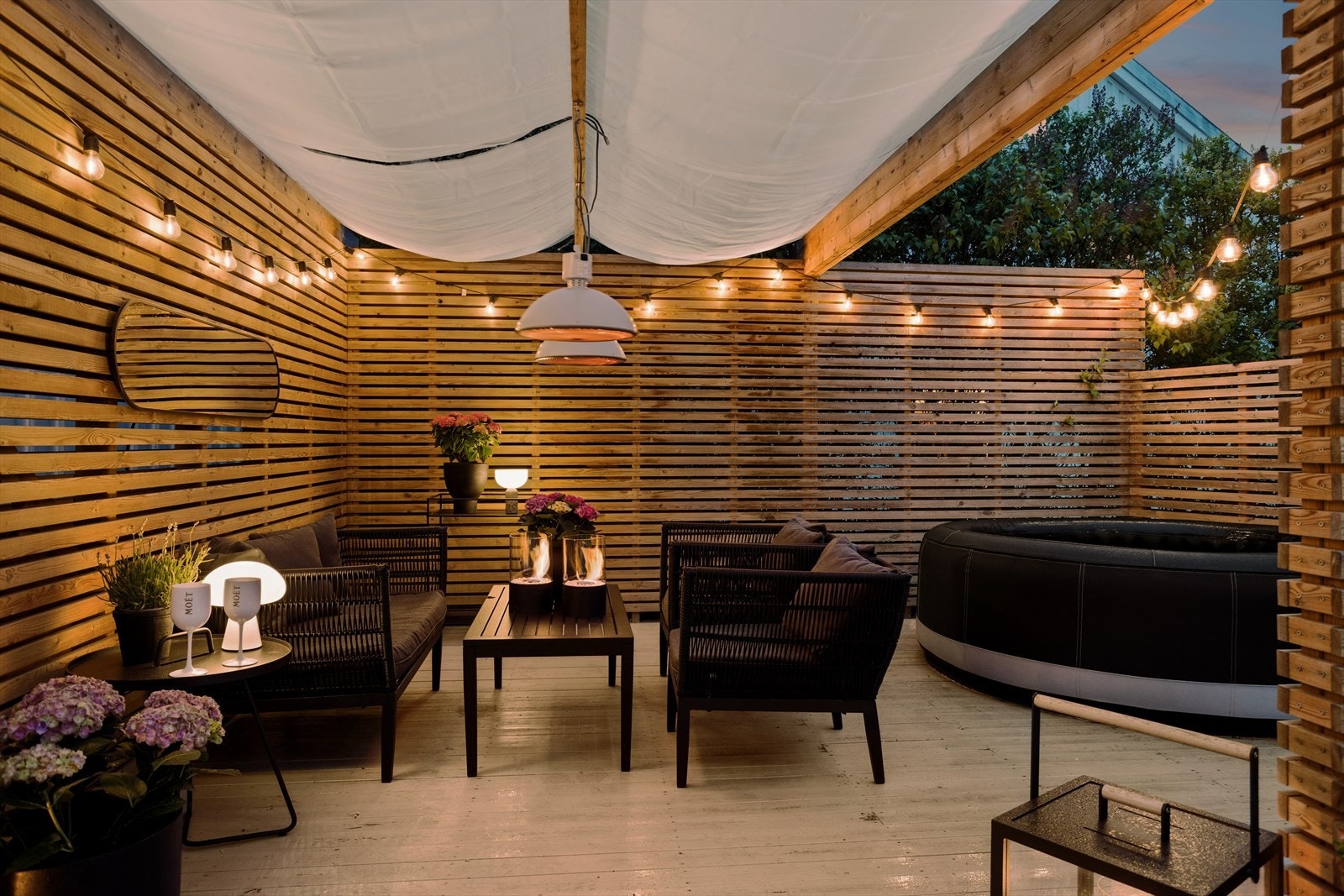 Sommerkvelden passer seg ypperlig med skjerming fra vind og gjenboere. Galleribilde