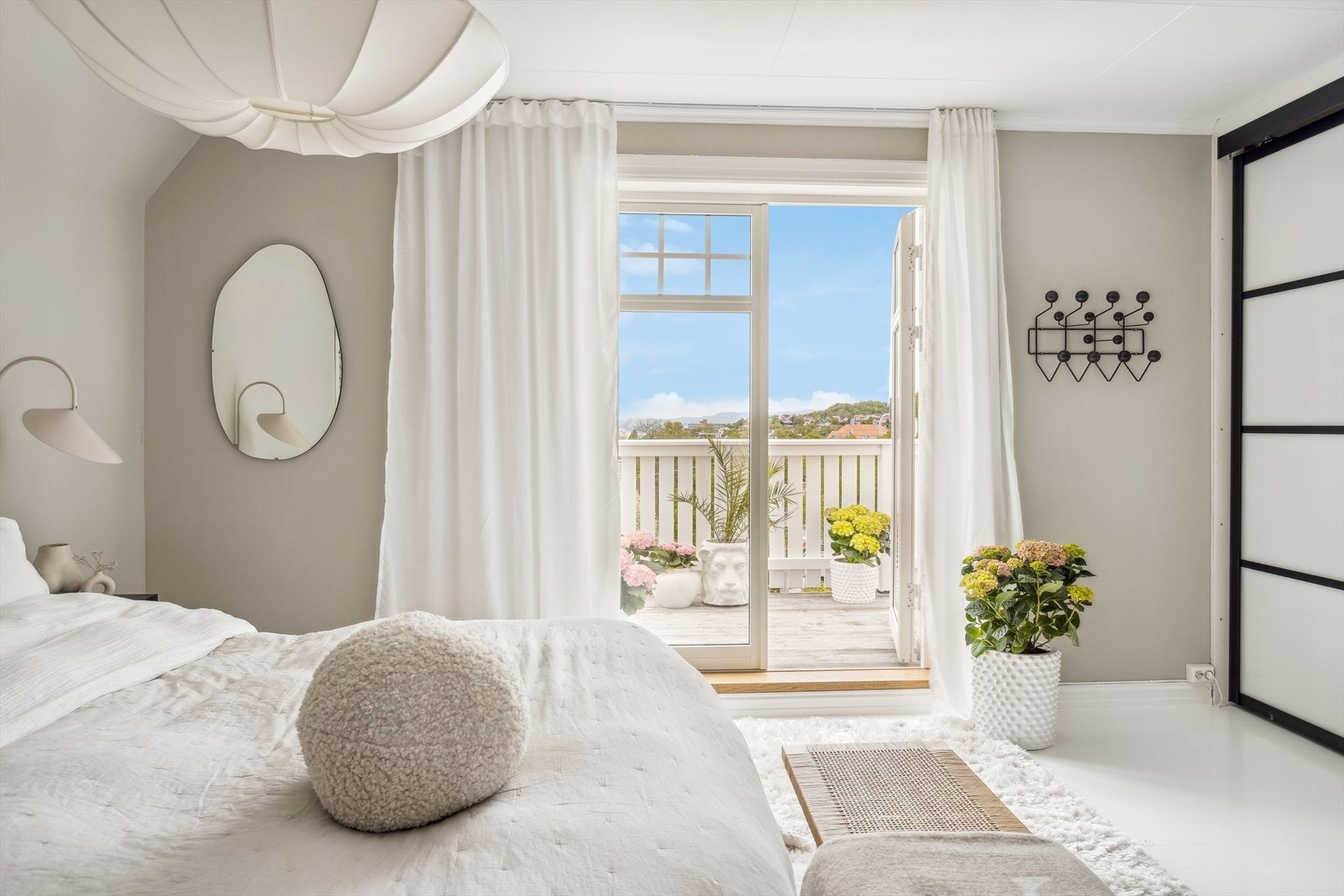 Hovedsoverommet er staselig med dobbelfløyede dører ut til altan med nydelig utsikt. Galleribilde