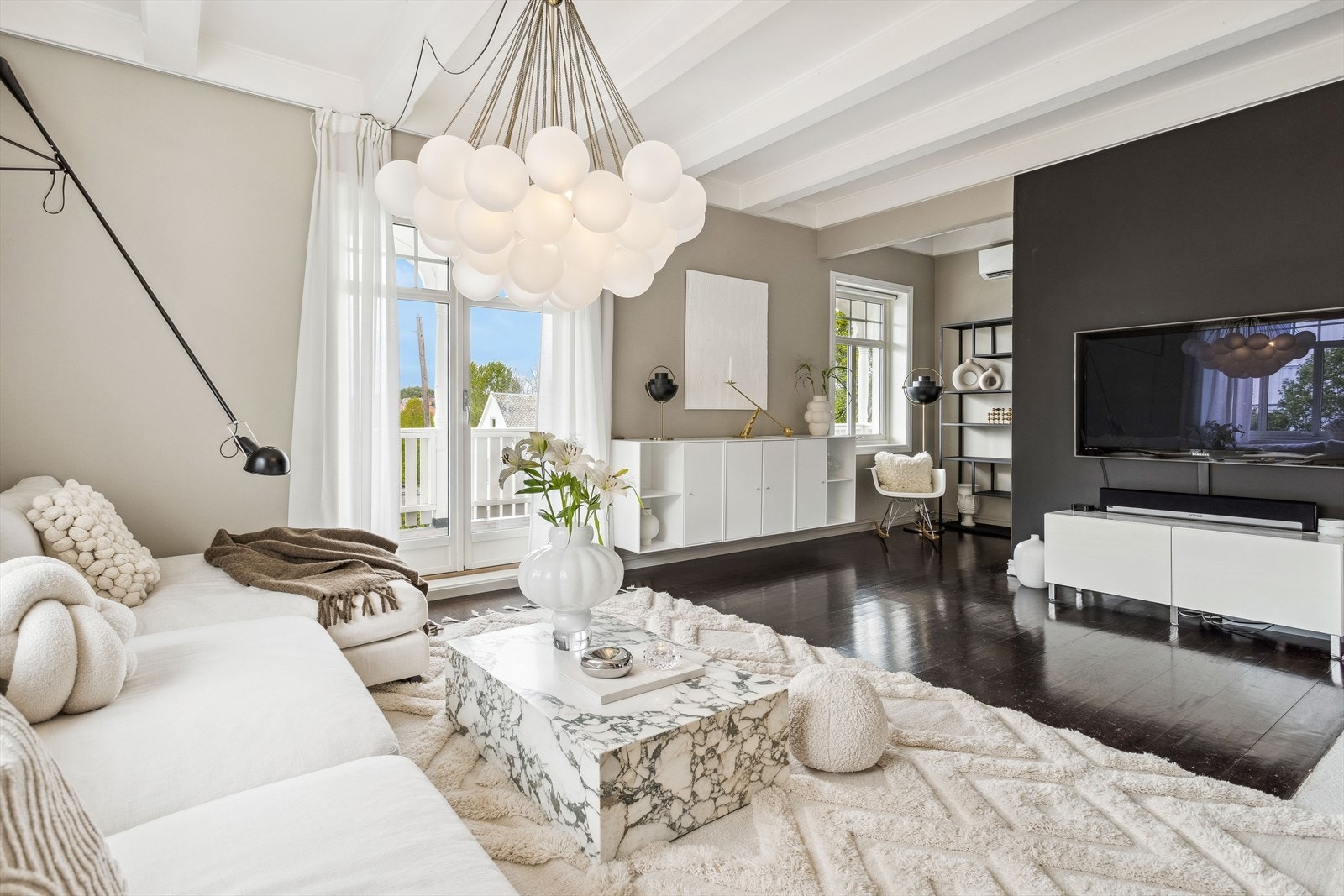 Herfra er det utgang til veranda som går langs husets vest- og nordvegger. Galleribilde