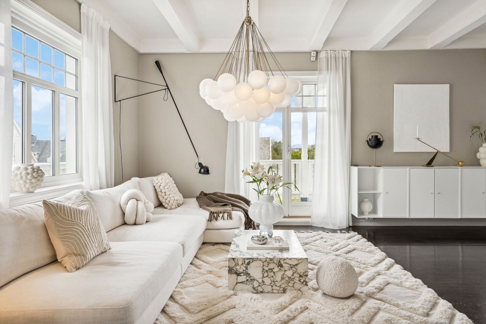 I 1. etasje er det to romslige stuer som tilsammen måler i underkant av 50 m². Galleribilde