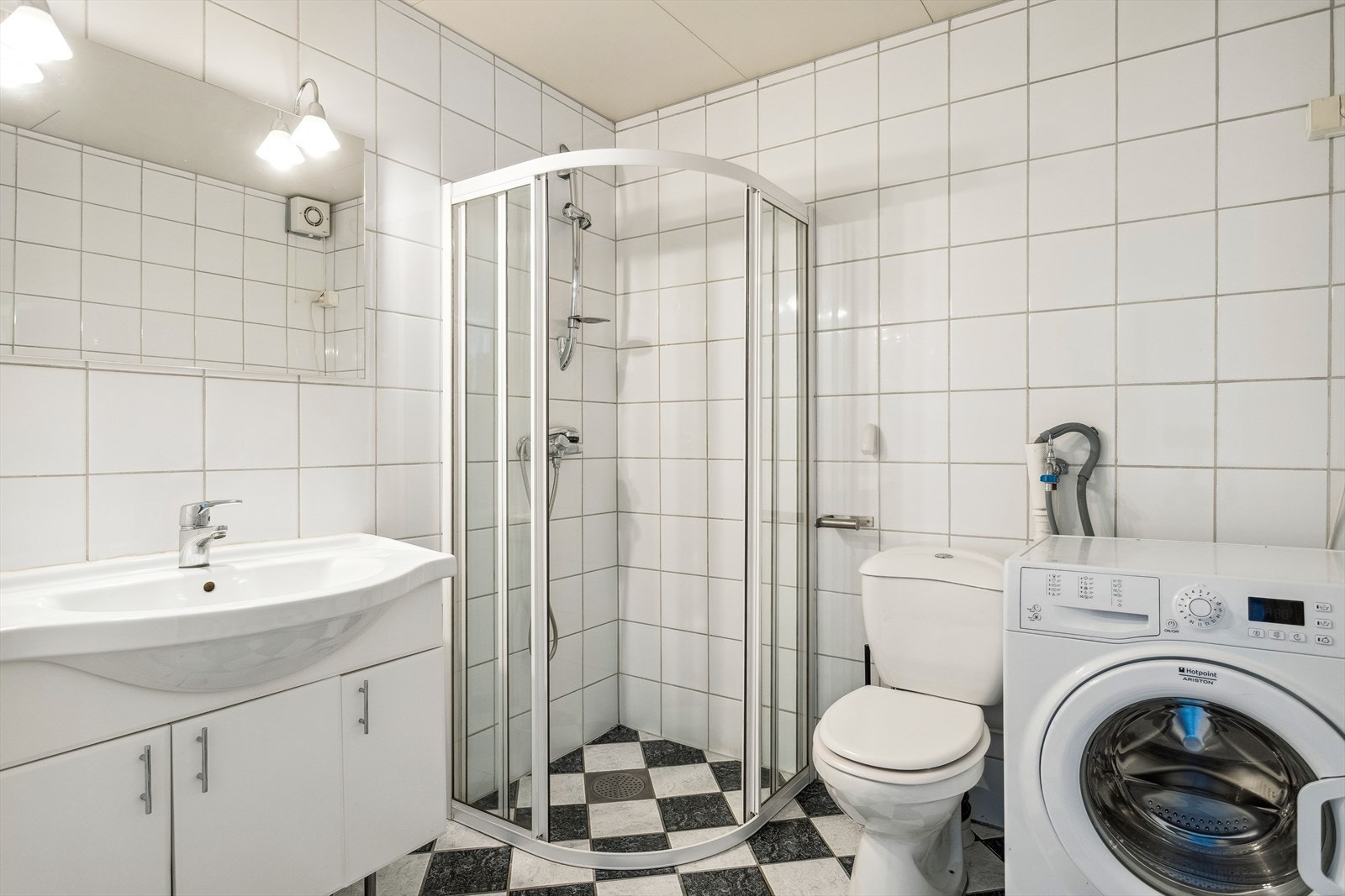 Flislagt og romslig bad i utleiedelen. I følge takstmannen burde det settes inn dusjkabinett i rommet. Galleribilde