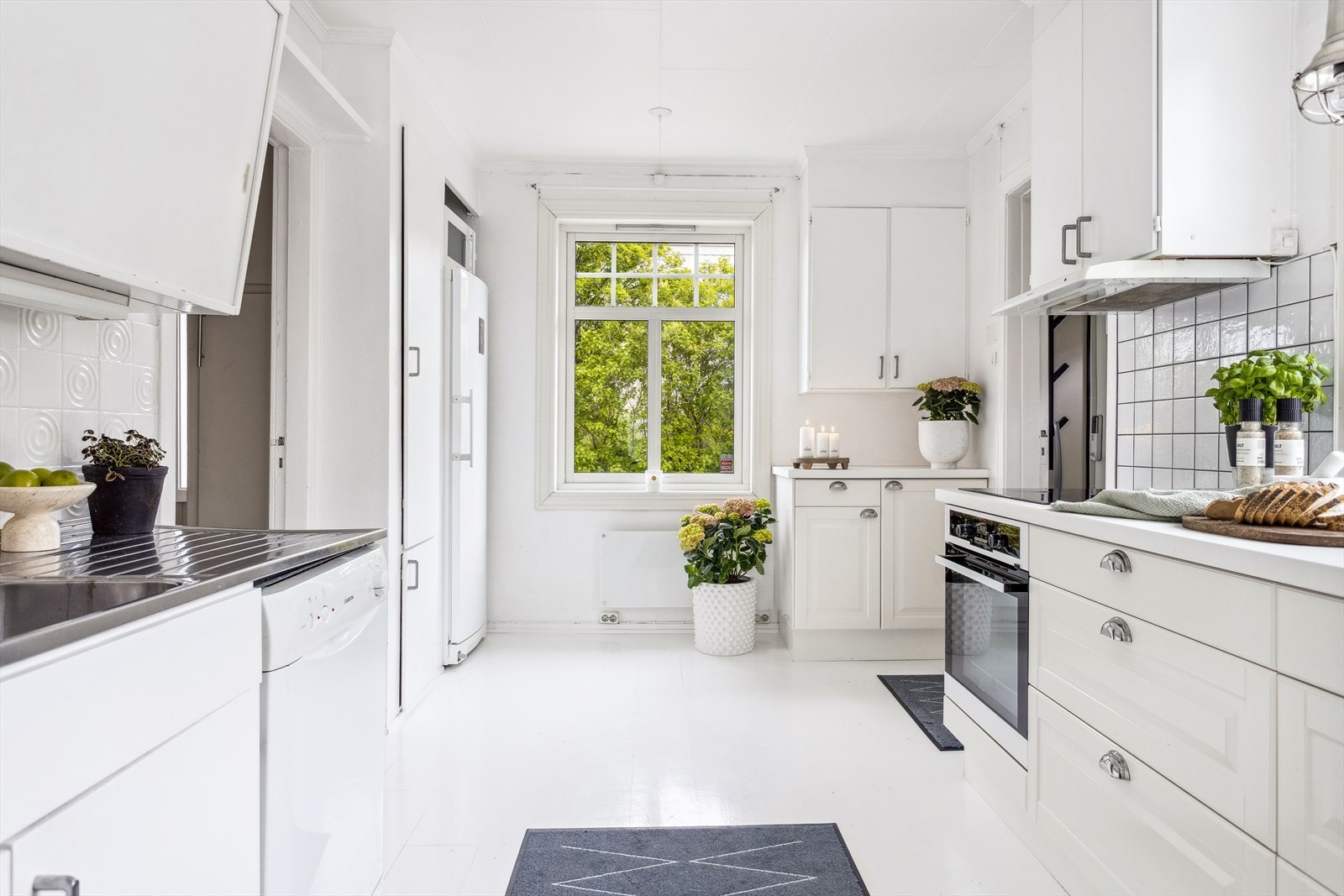 Rommet måler ca 11 m². Entréen ligger til høyre i bildet. Galleribilde