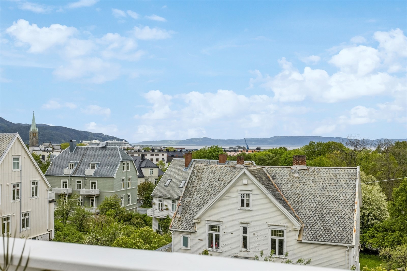 Området er preget av godt bevarte og klassiske eneboliger fra tidlig 1900-tallet med romslige hager og utsikt over Trondheimsfjorden. Galleribilde