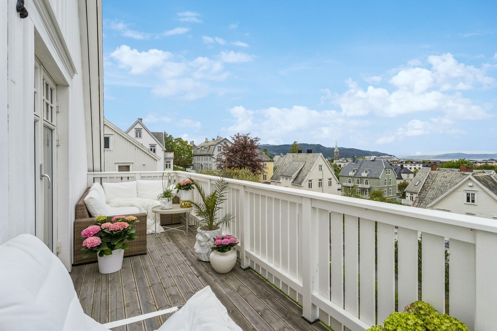 Altan i 2. etasje med inngang til hovedsoverommet og fantastisk utsikt over Trondheimsfjorden. Galleribilde