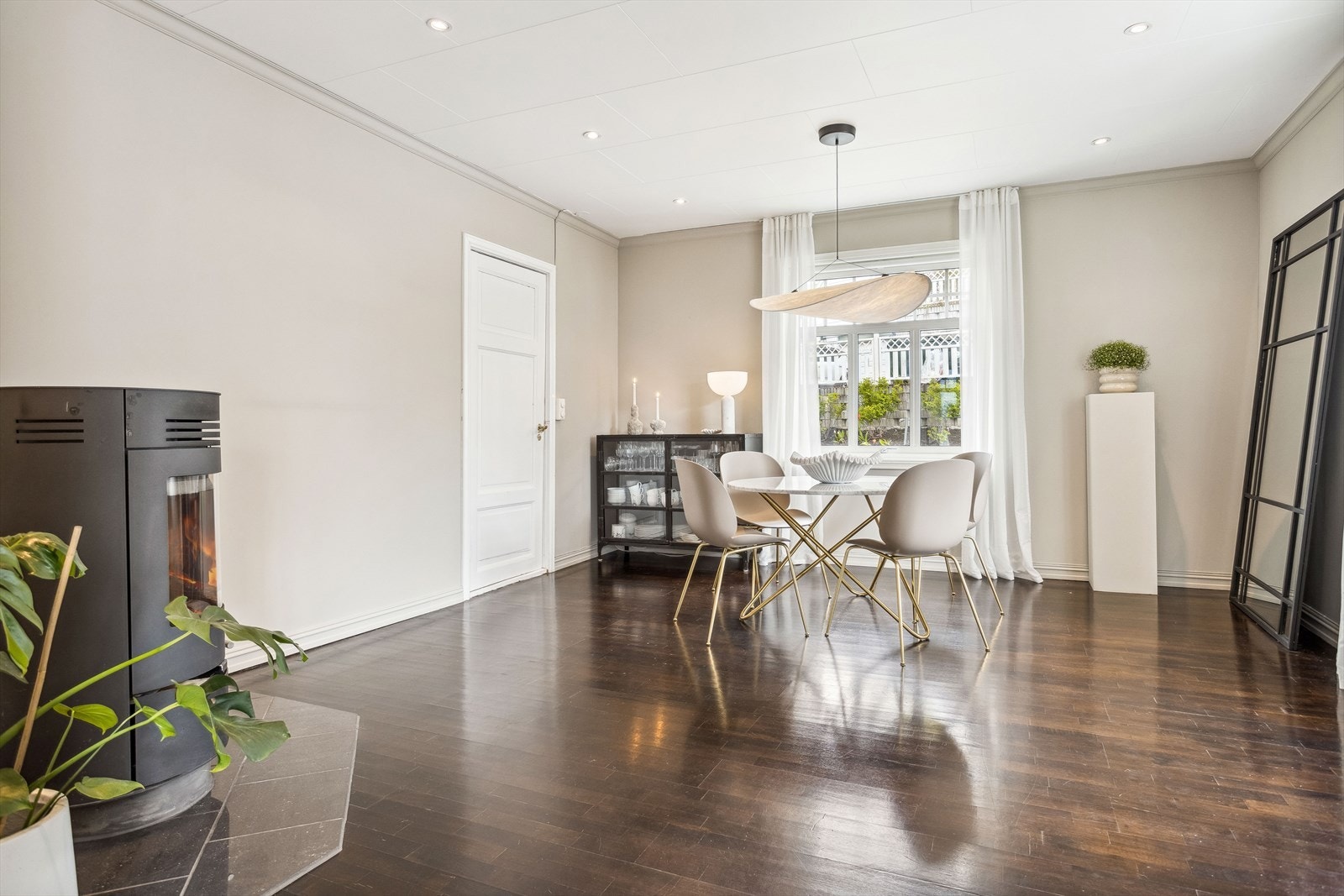 Med ca. 21,7 m² spisestue åpnes mulighetene for større sammenkomster av venner og familie. Galleribilde