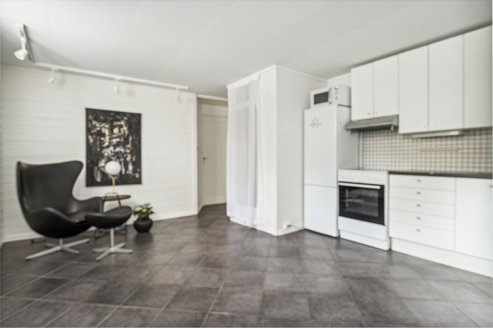 Utleiedelen er innredet med stue, kjøkken, 2 soverom og bad. I tillegg finnes det vaskekjeller, og trapperom som binder hoveddel og utleiedel sammen. Galleribilde