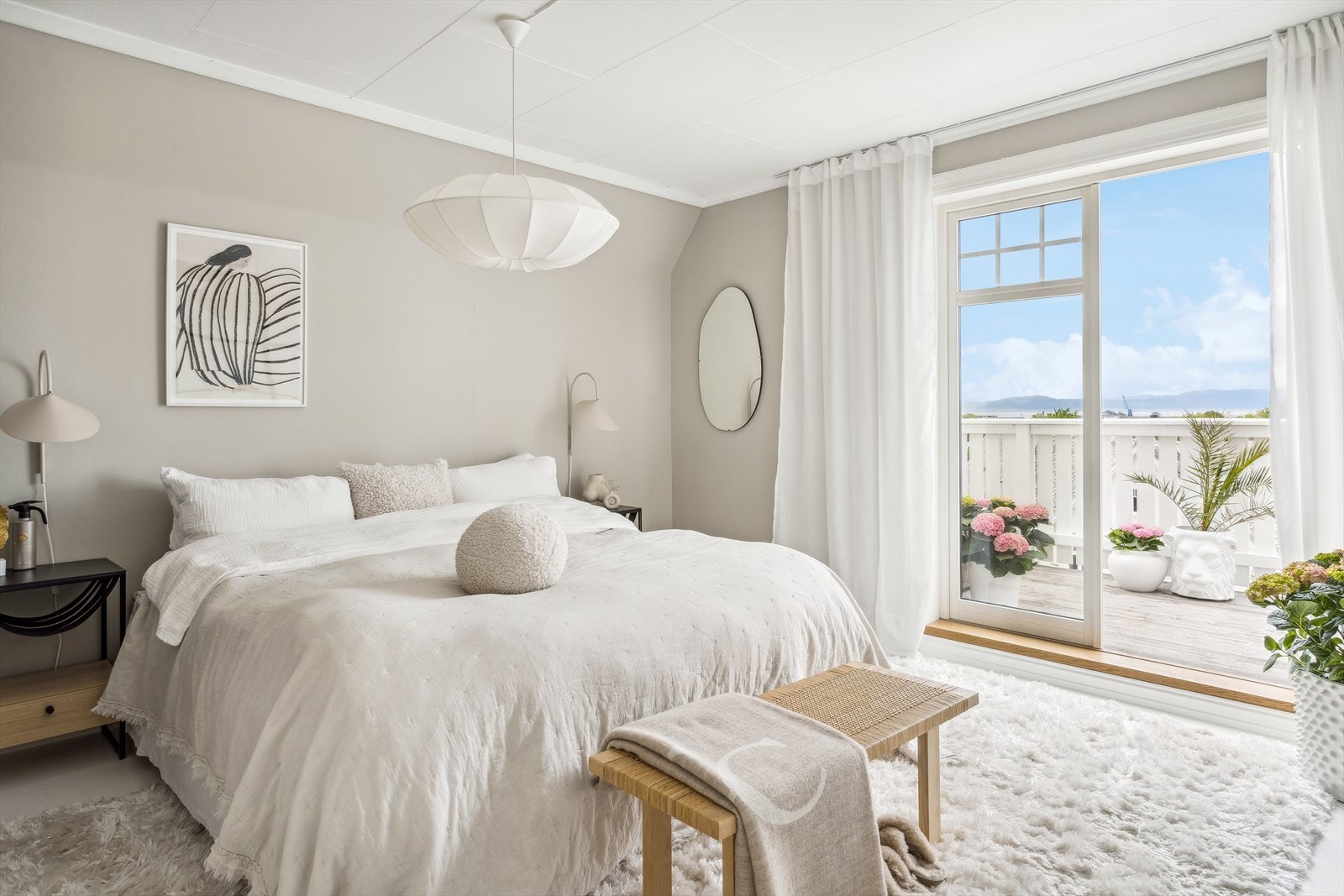 Mulighetene for fantastiske morgener hvor man bare få meter unna kan se ut over Trondheim by som sakte våkner til liv mens man har kaffen i hånden. Galleribilde