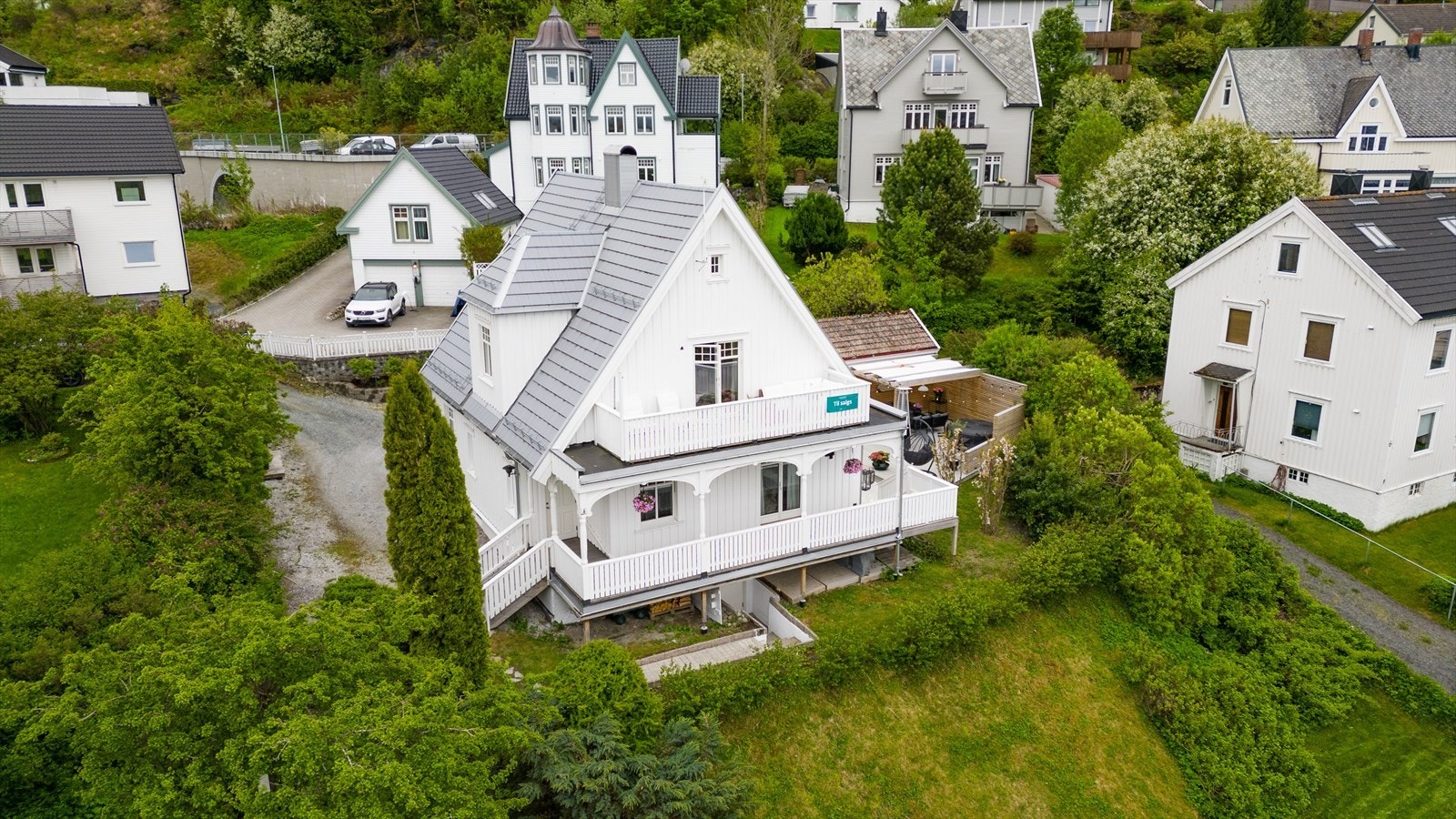 Eiendommen som selges er velholdt og oppgradert i årenes løp. Sentrale år er 2009 med nye vinduer og nytt tak, samt 2016 med renovering av fasade med blant annet etterisolering og ny kledning. Galleribilde