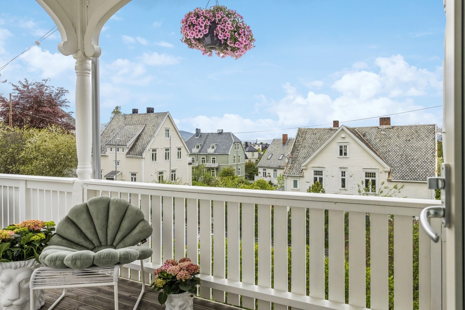 Veranda like utenfor stuen med vakre ornament. Galleribilde