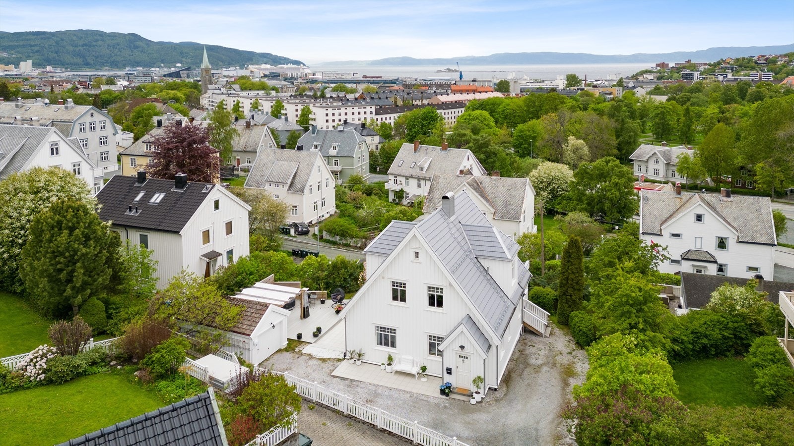 Fra eiendommens øverste etasje er det fjordutsikt mot Munkholmen. Galleribilde