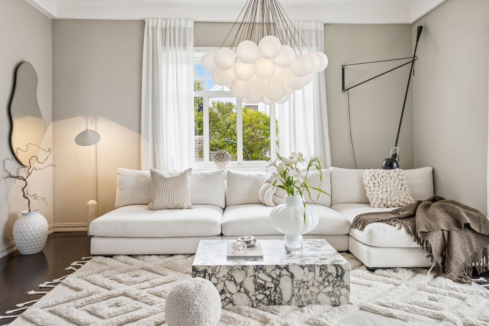 Naturlig belyst stue i lyse farger. Galleribilde