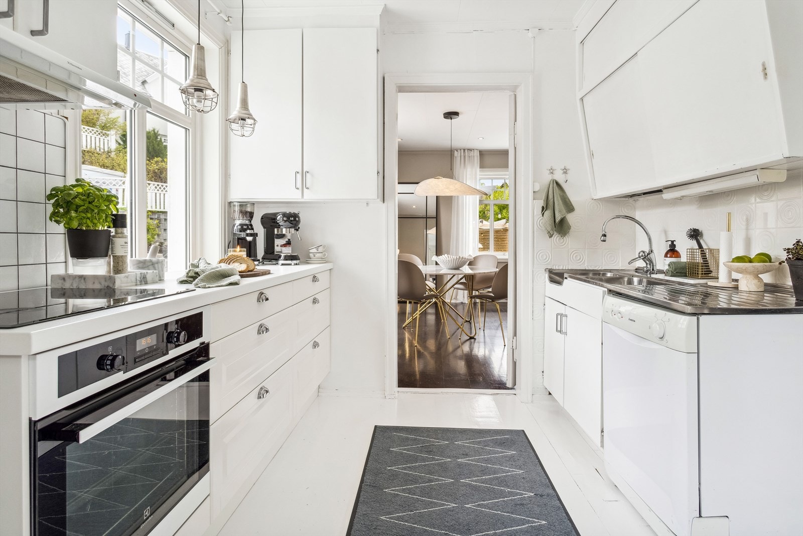 Lyst og nostalgisk kjøkken med en moderne del som er godt tilpasset den eldre delen. Galleribilde