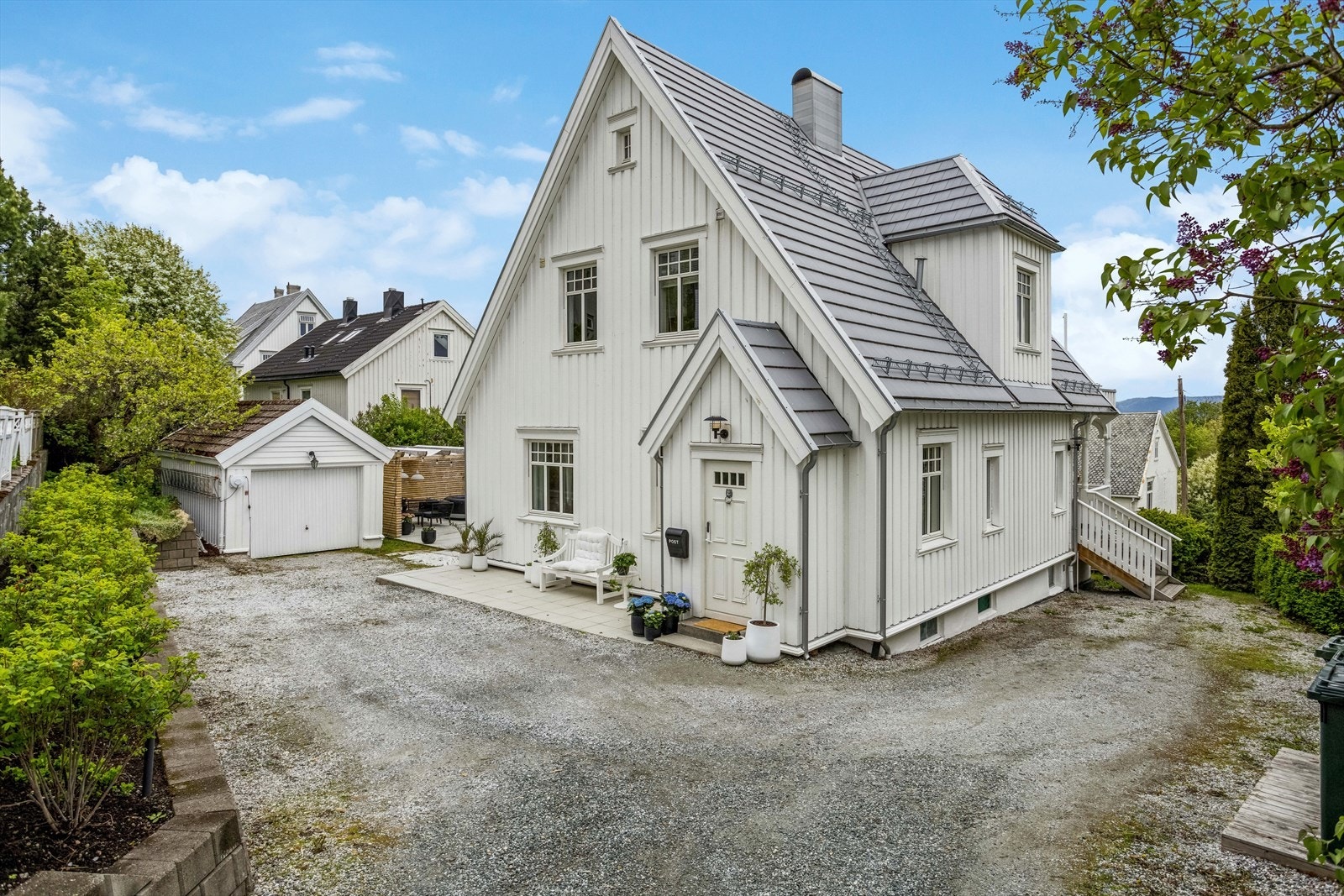 Gårdsplass med med flere biloppstillingsplasser. Eiendommen har 3 innganger - 2 til hoveddelen samt 1 til utleiedelen. Galleribilde