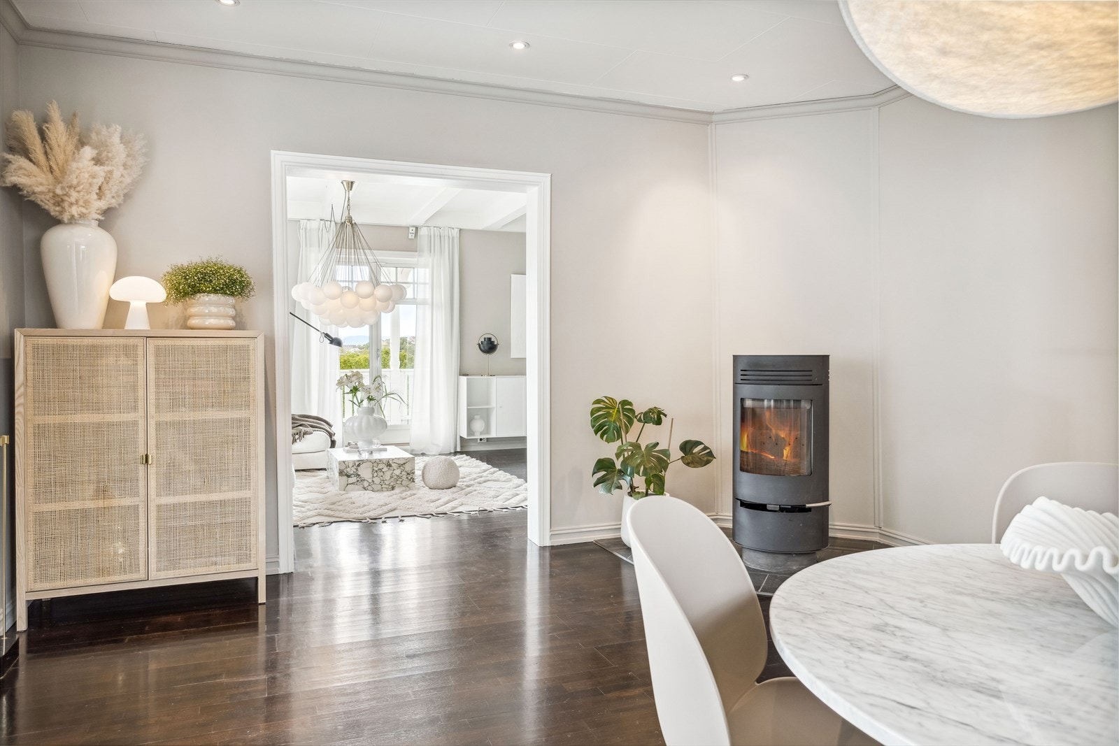 Det er ildsted i begge stuene. Galleribilde