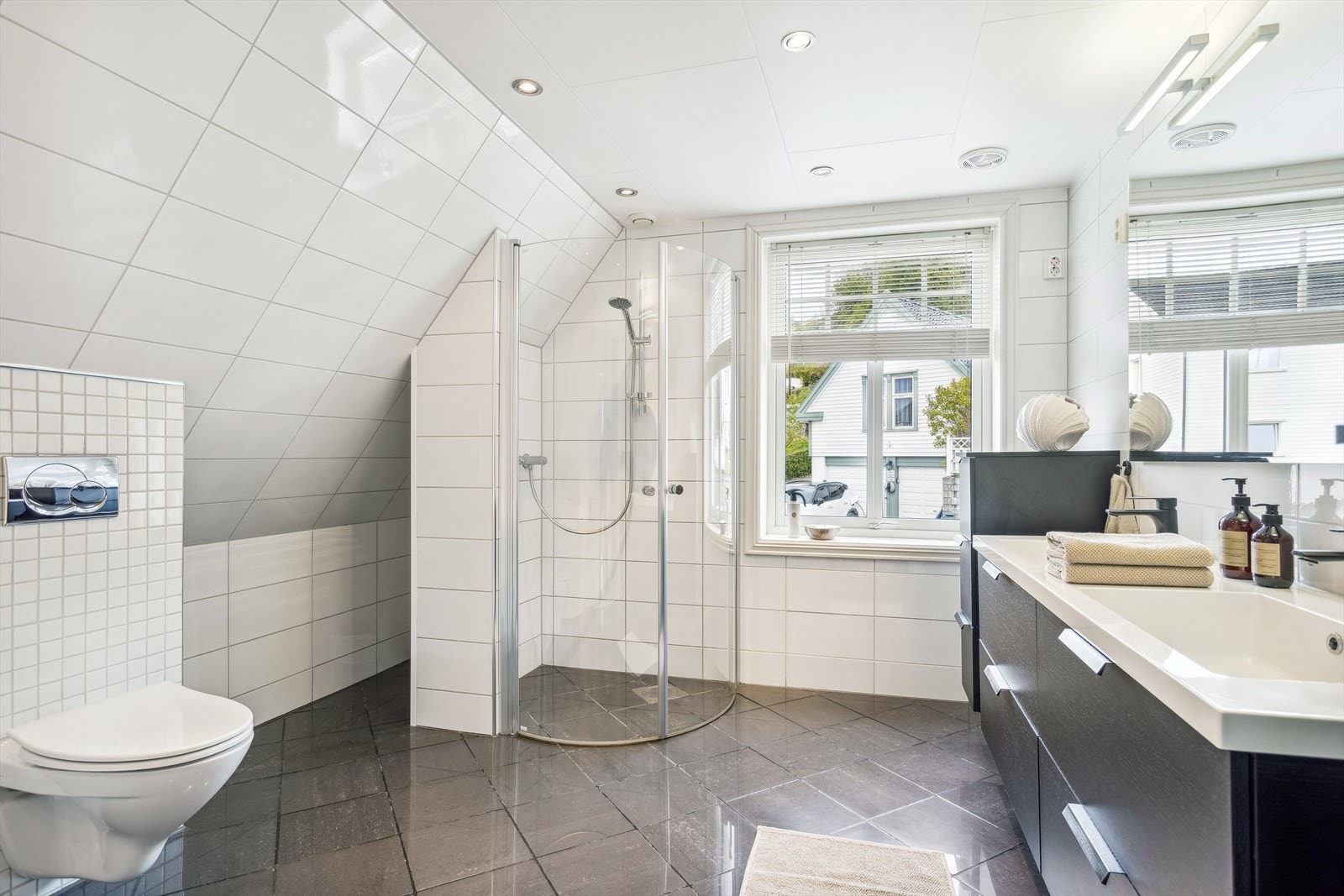 Rommet er innholdsrikt med dobbeltservant, både dusj og badekar samt toalett. I 1. etasje er det vaskerom og et toalettrom. Galleribilde