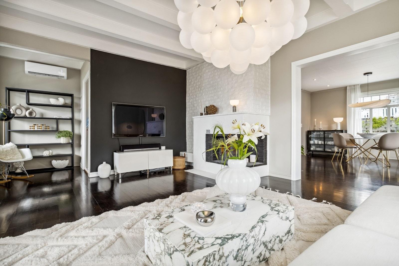 Stuene ligger vegg i vegg og gjennomlyser hverandre med vinduer i 3 himmelretninger. Galleribilde