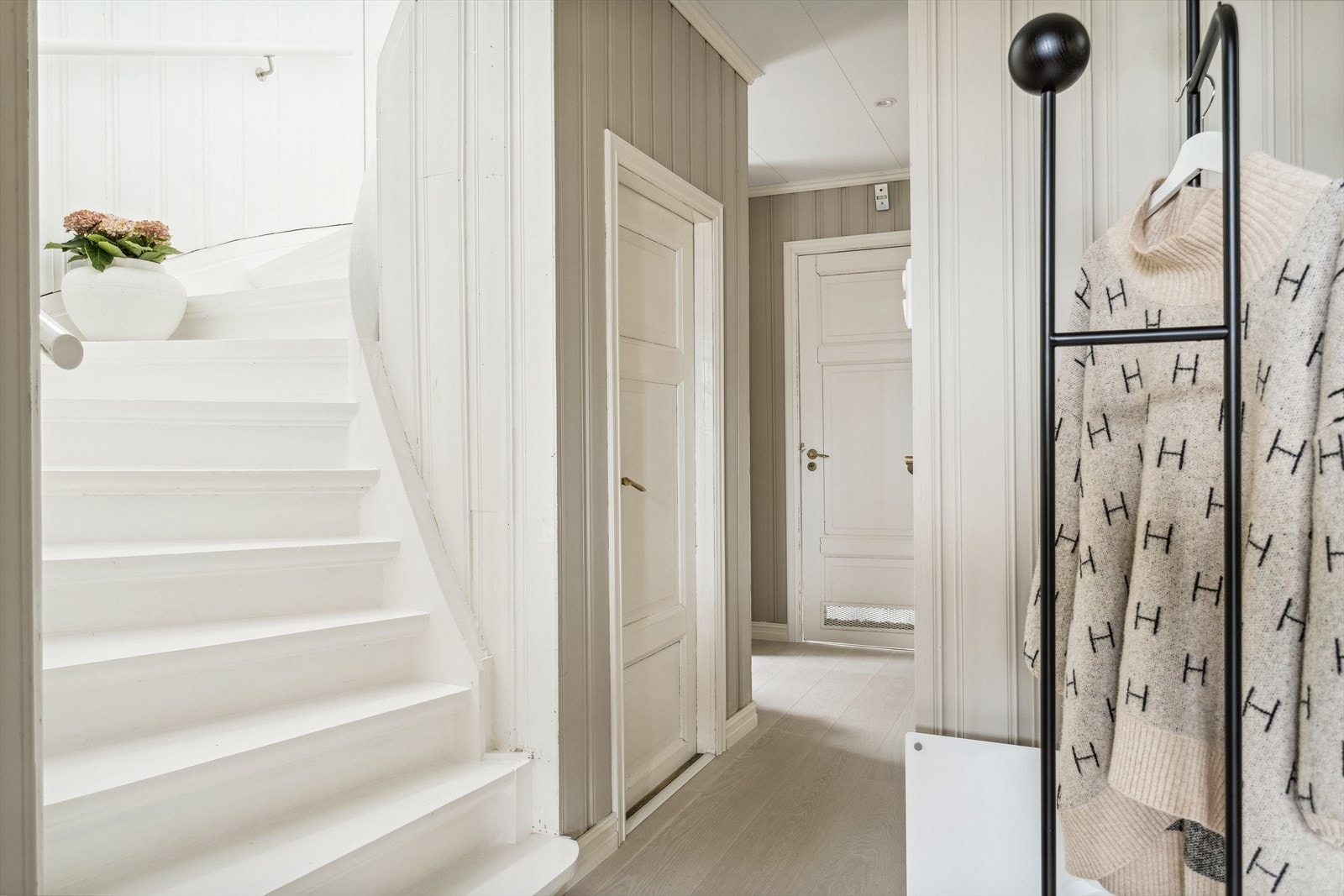 Eiendommen har fortsatt noen bevarte detaljer fra byggeår, selv om det aller meste er modernisert. Galleribilde