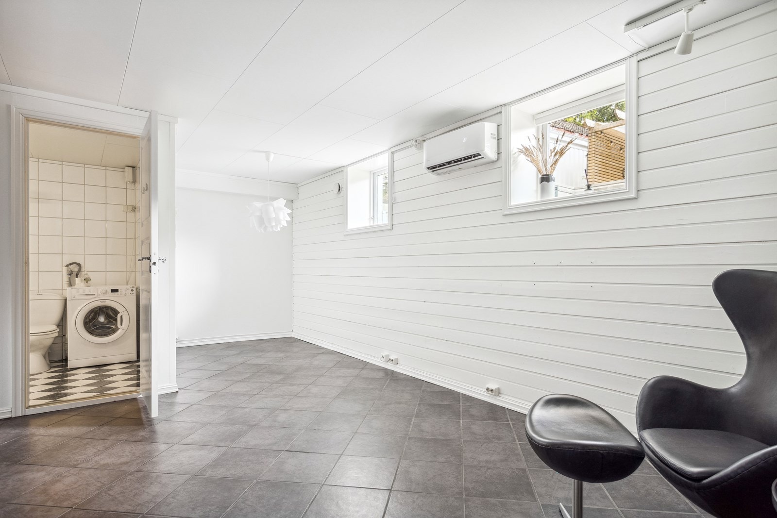 Kjelleren er innredet i tidsrommet 2008-2009. Det er lysgrav utenfor vinduene. Galleribilde