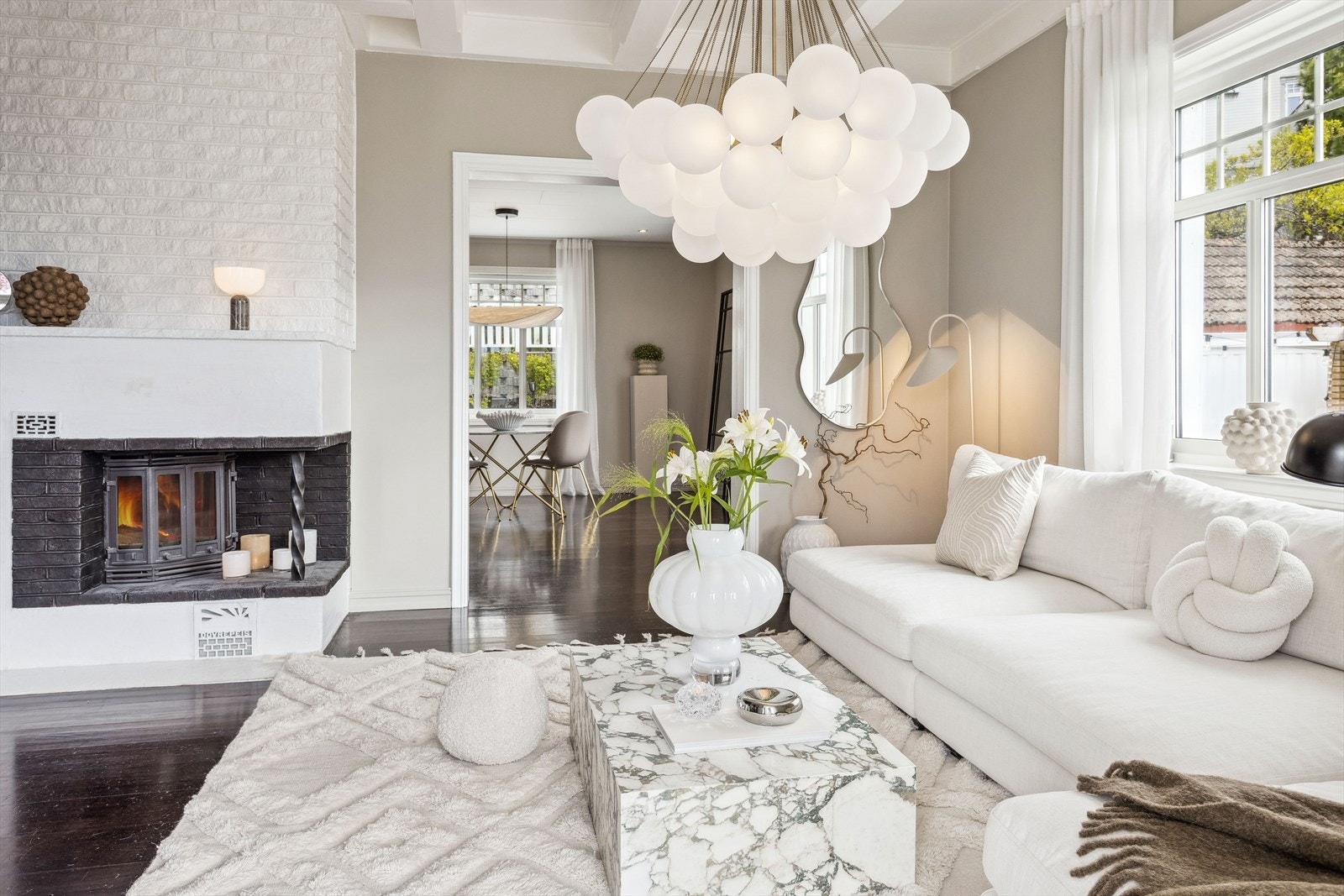 Husets hovedetasje er staselig med store krysspostvinduer. Galleribilde