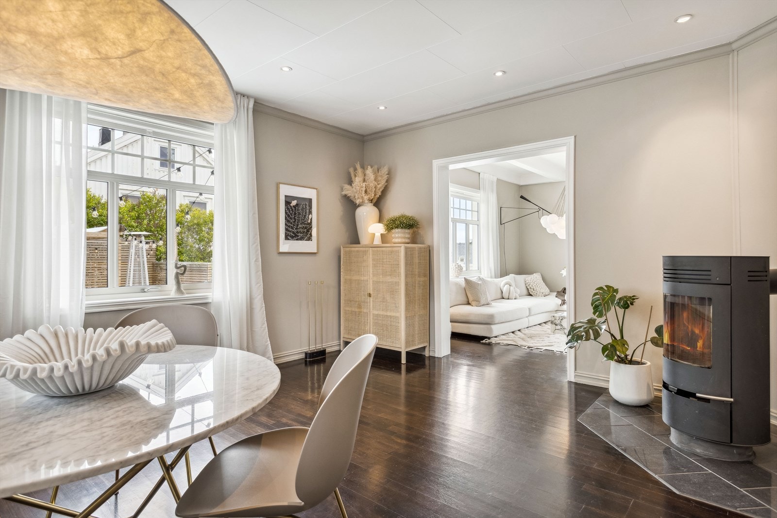 I boligen er det installert varmepumpe i både hoveddel og utleiedel. Galleribilde