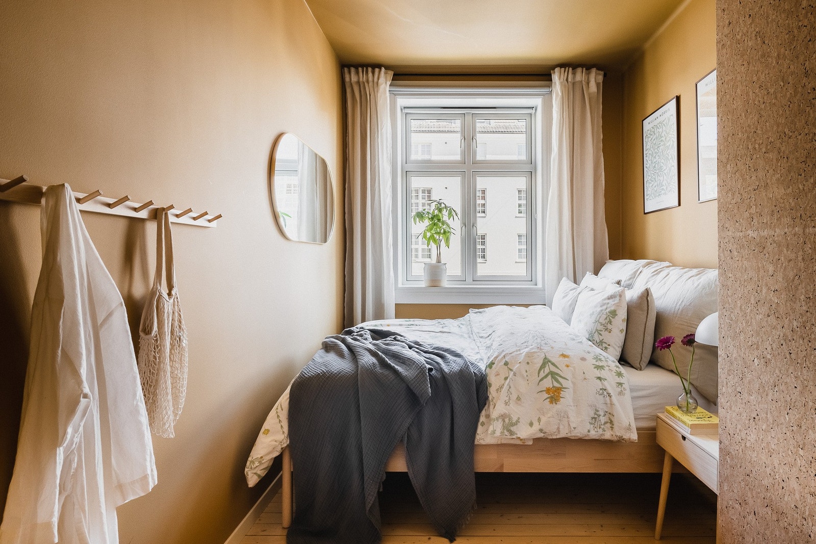 Duse behagelige fargetoner, store vindusflater og god romfølelse gjør det til et godt rom å våkne i. Galleribilde