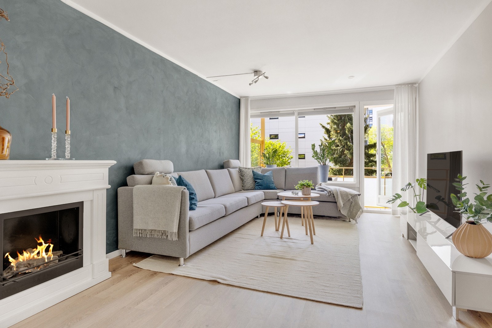 Stuen er av god størrelse med god plass til stor hjørnesofa. Galleribilde
