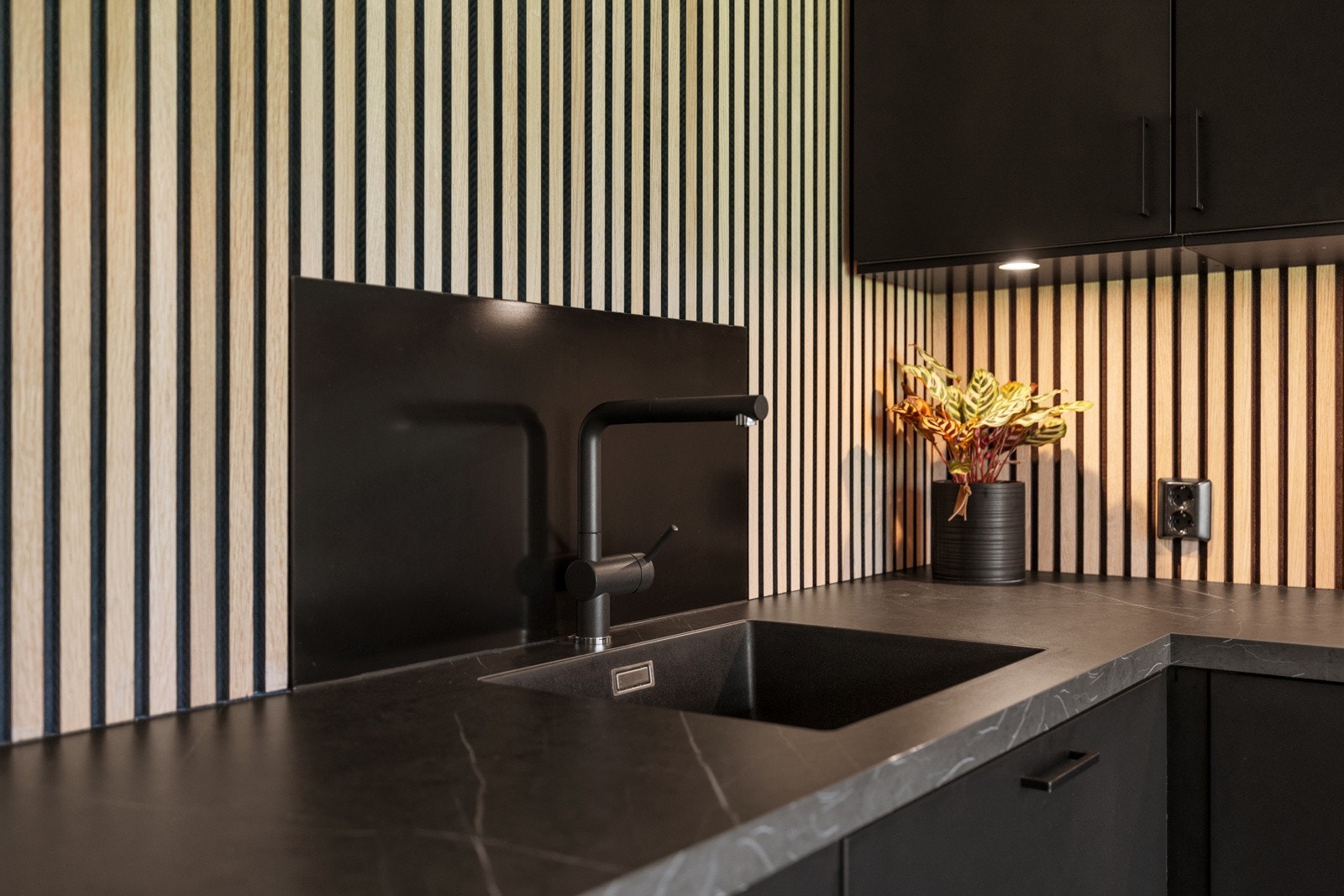Spilevegg som er brukt i backsplash-sonen er med på å gi et tøft utrykk. Galleribilde