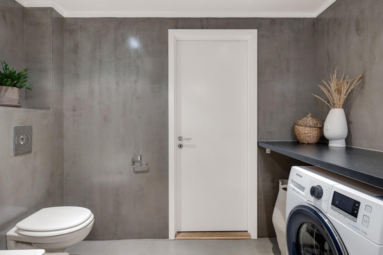 Badet har innredning med nedfelt servant, veggmontert toalett og innmurt badekar med svingbar levegg i glass. Galleribilde
