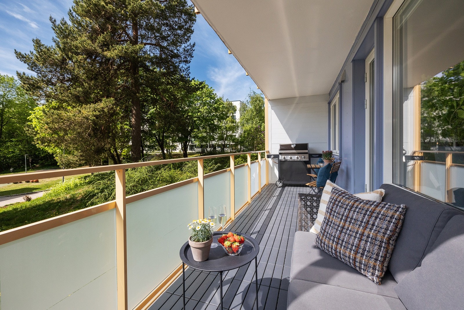 Det er god plass til både sofa og spisebord. Galleribilde