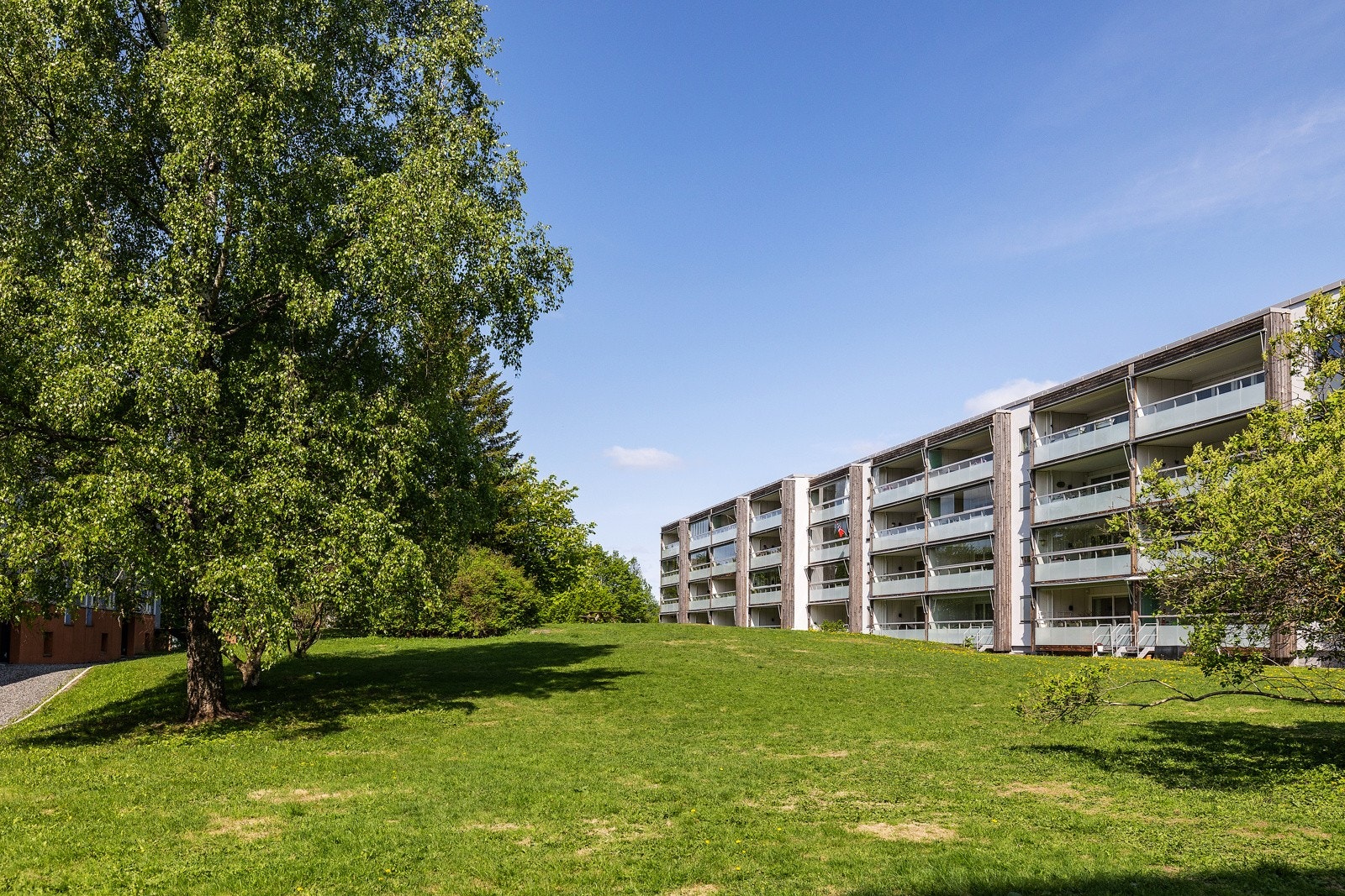 Borettslaget har flere fine grøntområder til disp. for beboerene. Galleribilde