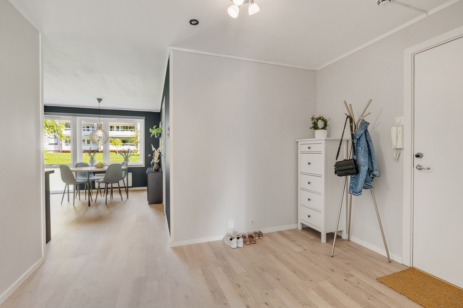 Det er god plass til garderobeløsninger/kommode e.l. i entréen. Galleribilde