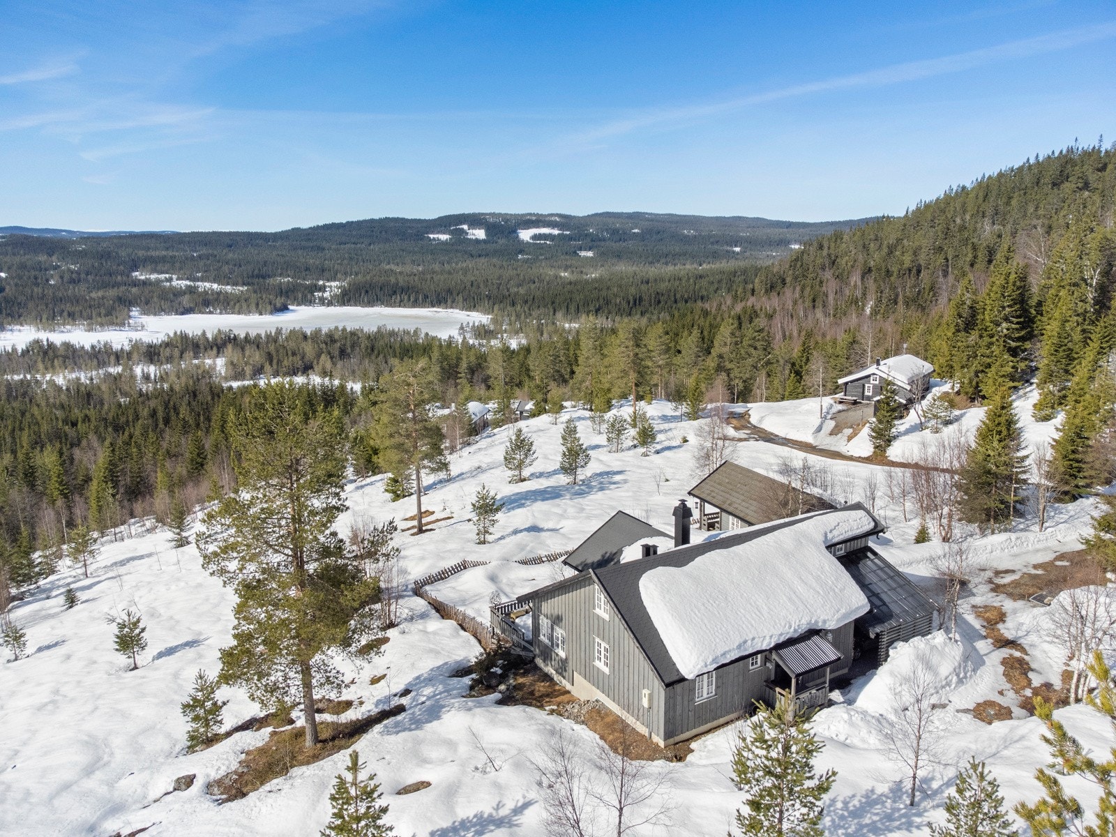 Eiendommen ligger fint til på Veståsen i Søndre Land Kommune. Galleribilde