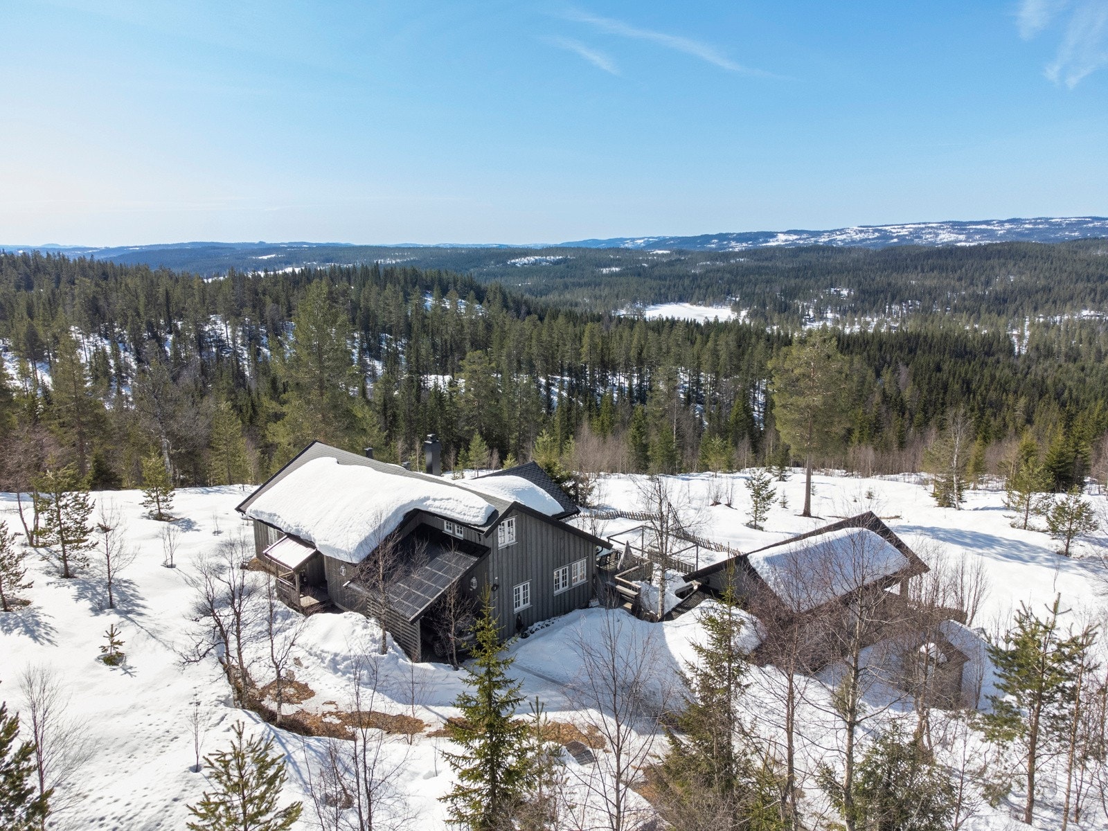 Hytta ligger i et område med fine turmuligheter rett utenfor døra, fine fiskevann i området, sopp og bær, og oppkjørte skiløyper i området på vinterstid. Galleribilde