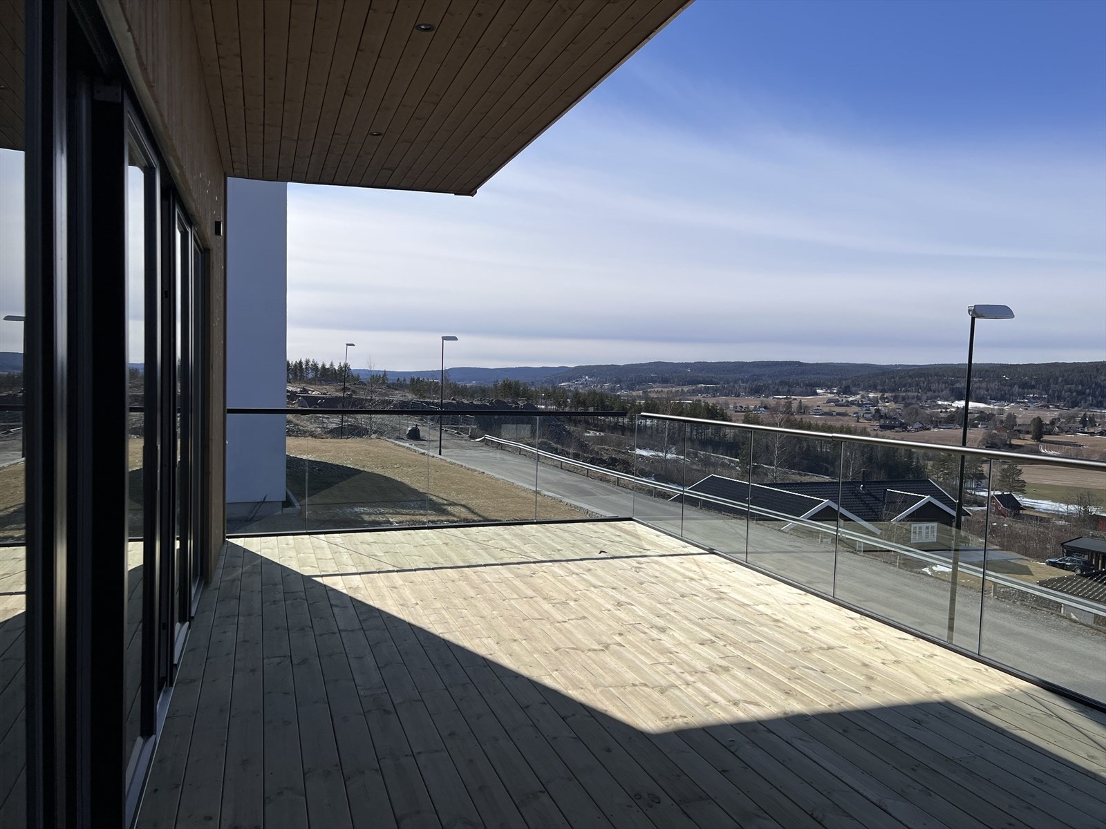 Fra stuen/kjøkkenet i andre etasje er det dobbel skyvedør til en stor terrasse med optimale utsiktsforhold. Galleribilde