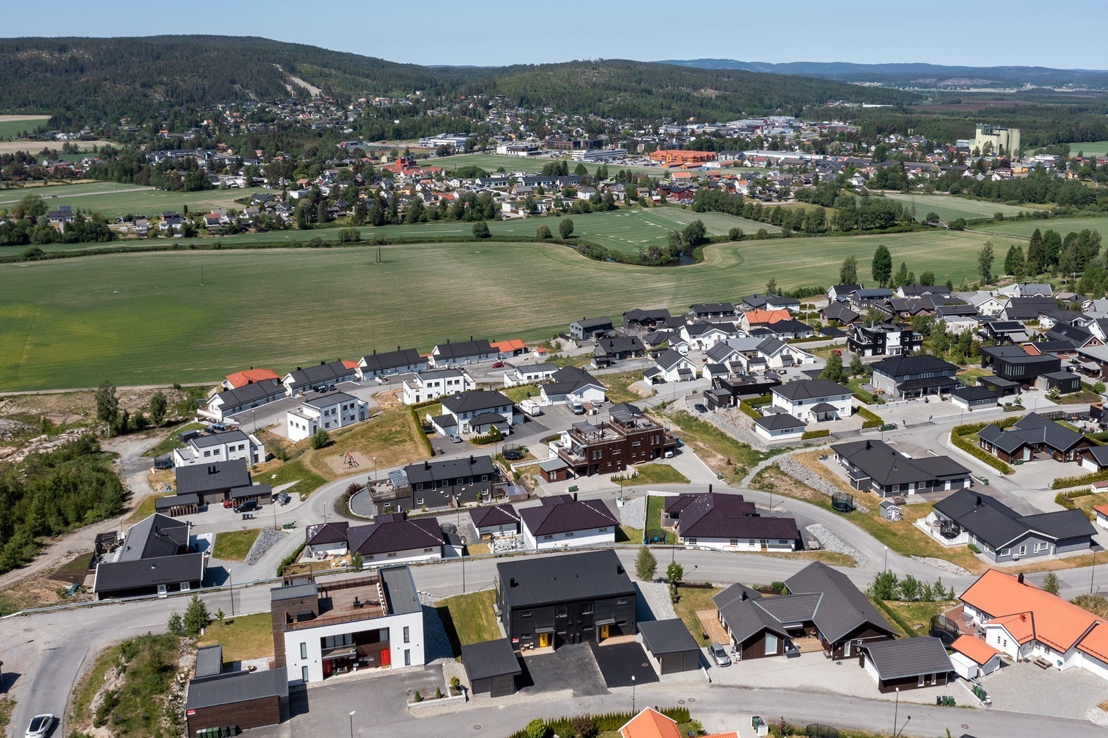 Bjørkelangen er en koselig landsby med stadig flere etableringer og utbygging av boligområder. Galleribilde