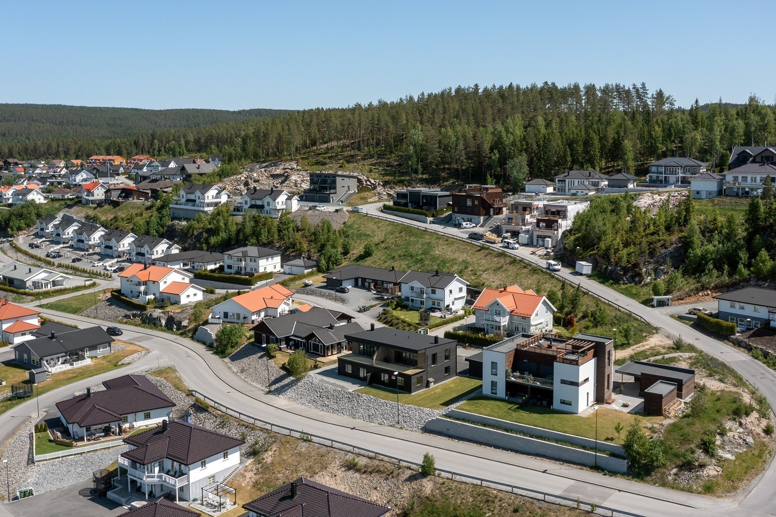 Boligen ligger høyt og solrikt til med fantastisk utsikt mot Bjørkelangen og Lierfoss. Galleribilde