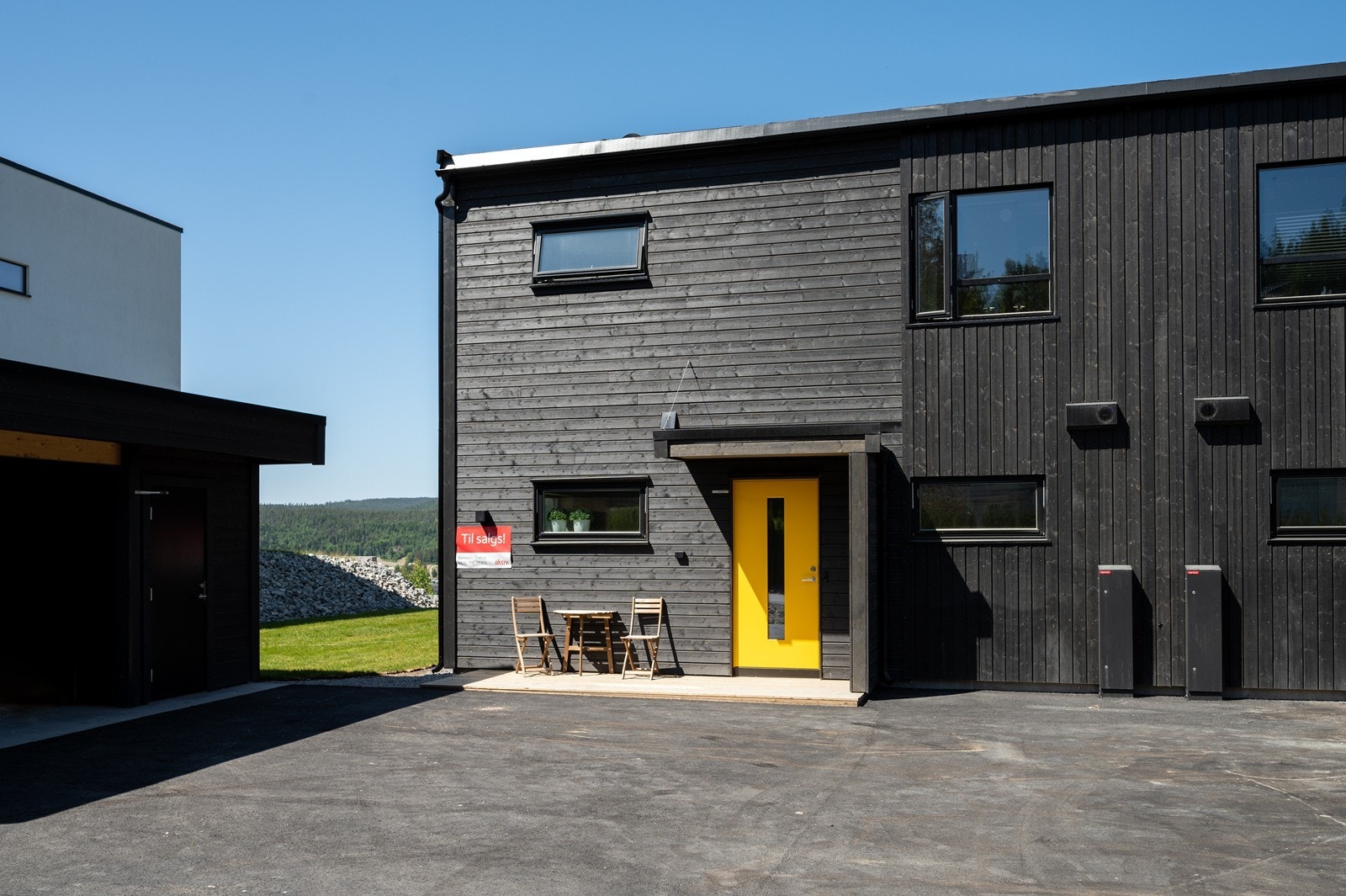 Foran inngangspartiet er det en hyggelig platting med plass til cafesett. Galleribilde