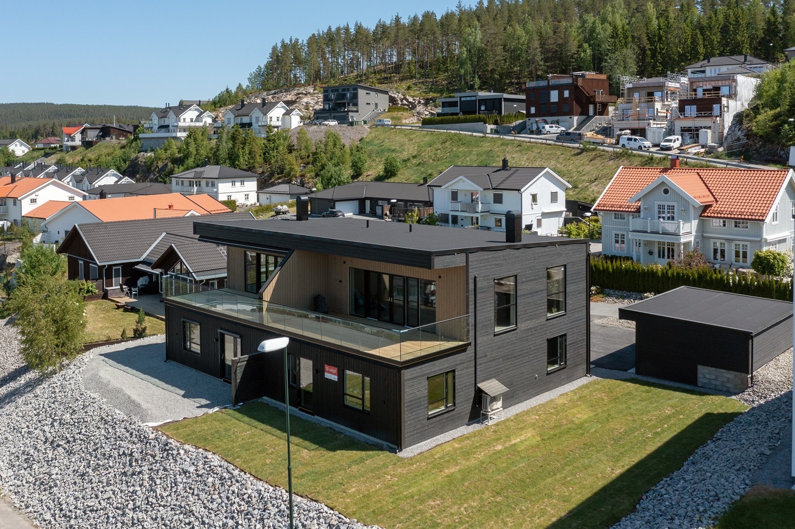 Tyttebærveien 23b er del av en nyoppført, vertikaldelt og energieffektiv tomannsbolig, med god planløsning over to etasjer. Galleribilde