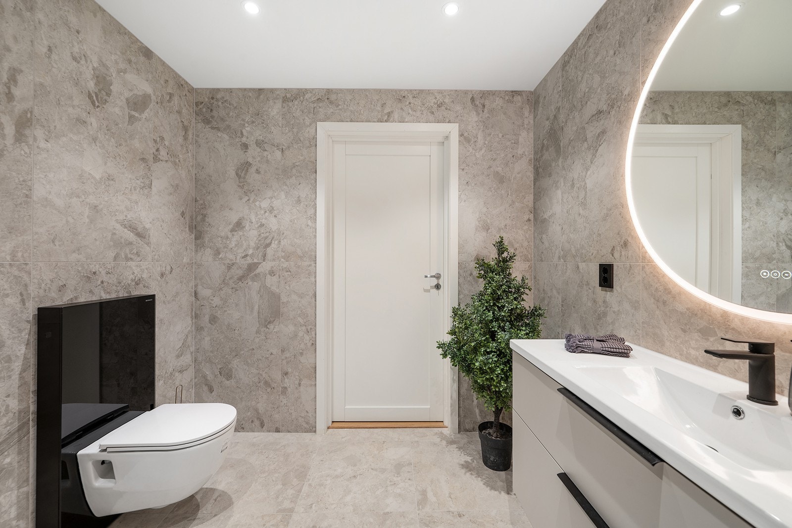 Badet har Porcellanatofliser av høy kvalitet fra Fagflis, i 60x60 på gulv og 120x60 på veggene. Galleribilde