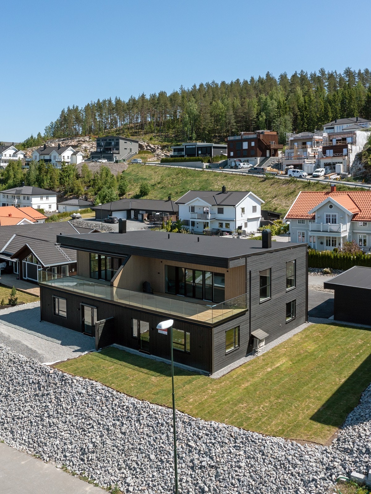 I skogen bak boligfeltet er det merkede turstier og vann. Galleribilde