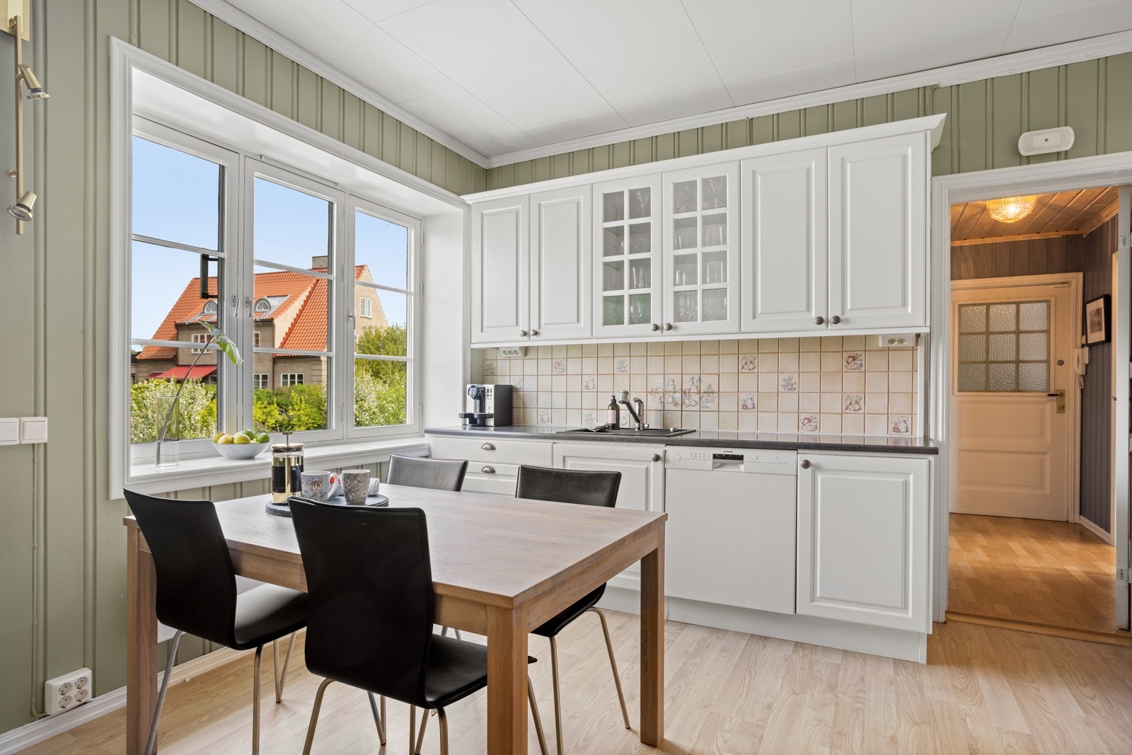 Videre er det integrert komfyr og induksjon platetopp. Galleribilde